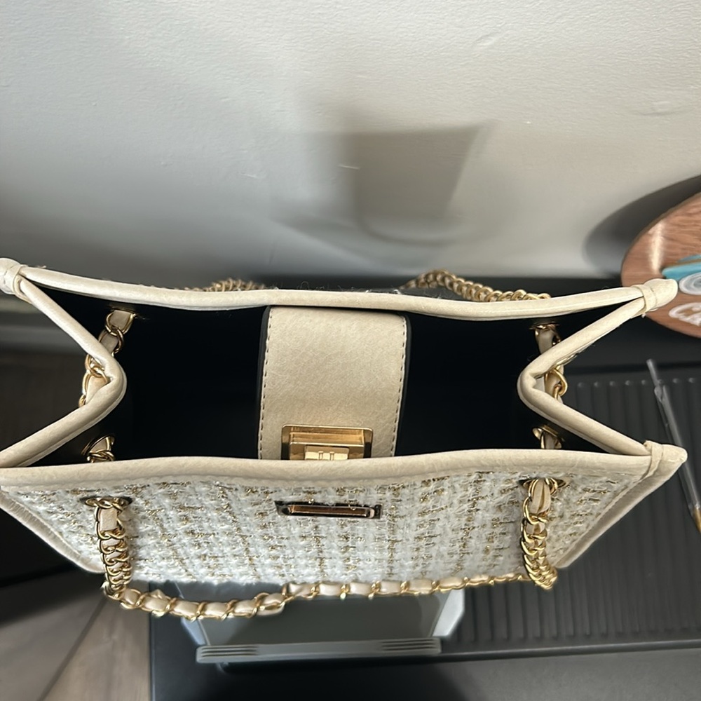 Elegant Cream and Gold Chain Shoulder Bag - Picture 2 of 3